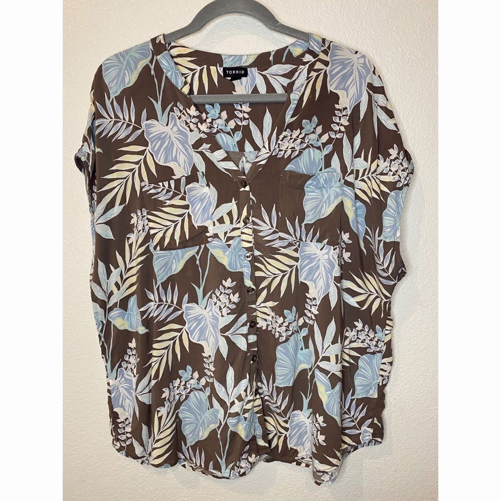TORRID WOMEN’S DARK TAUPE & BLUE FLORAL CHALLIS DOLMAN BLOUSE SIZE 1/XL - Picture 5 of 8